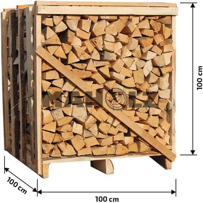 SUROVÉ palivové drevo, ukladané v paletách